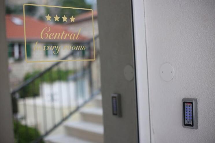 Central Luxury Rooms Омиш Экстерьер фото
