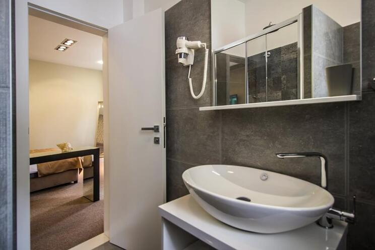 Central Luxury Rooms Омиш Экстерьер фото